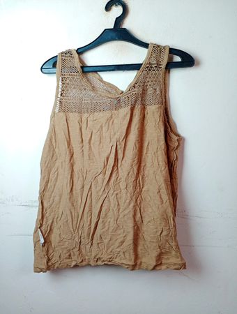 Braunes Tanktop mit Spitzen-Detail