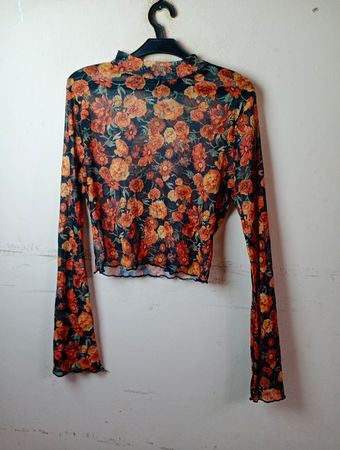 Durchsichtige, mit Blumenmuster bedruckte Netzoberteil mit Glockenärmeln