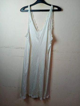 Slipkleid mit weißer Spitzenborte