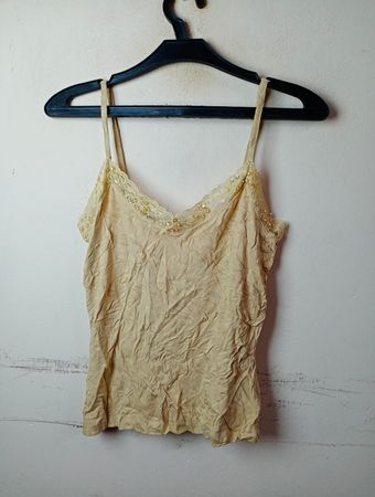 Beige Spaghettitop mit Spitzenbesatz