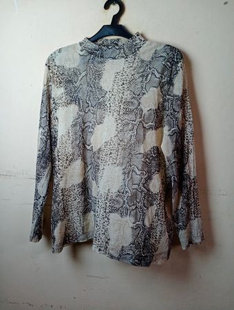Liban Snake Print Mock Neck Langarmoberteil