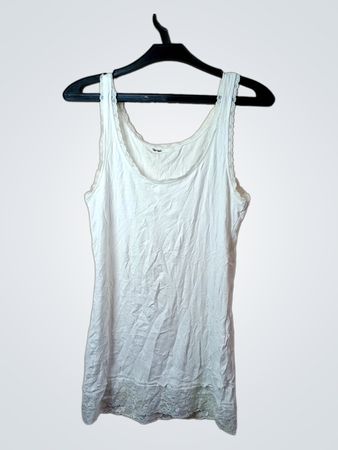 Weißes Tanktop mit Spitzenbesatz