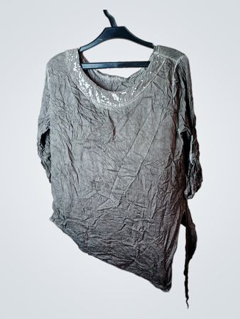 Graue zerknitterte Tunika mit Pailletten-Halsausschnitt