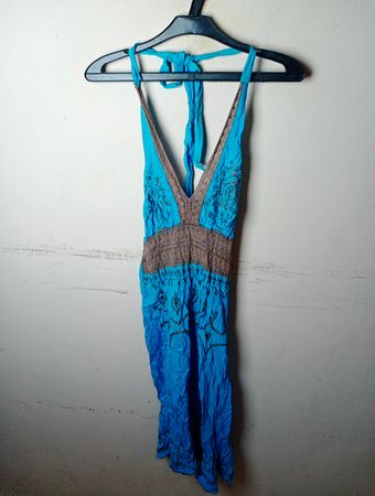 Blaues Kleid mit braunen Verzierungen