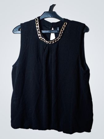 Schwarzes ärmelloses Top mit goldenen Kettendetails