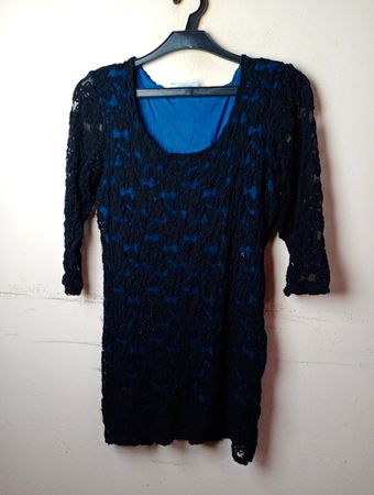 AMY VERMONT Schwarzes Spitzenkleid mit blauer Fütterung