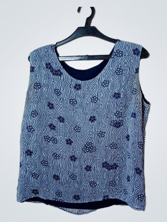 Ärmelloses Oberteil mit blauem Muster