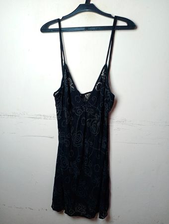 Schwarzes Spitzen-Nachtkleid mit floralem Muster