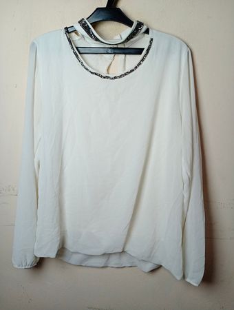 Weiße Bluse mit verziertem Kragen