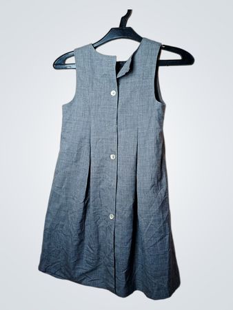 Graues ärmelloses Kleid mit Knöpfen und Falten
