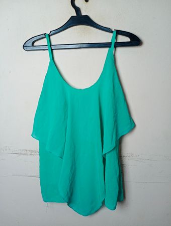 Grünes Cami-Top mit Rüschendetail