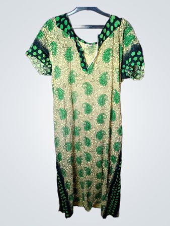 Gelbes und grünes Paisley-Musterkleid