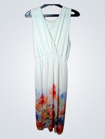 Weißes ärmelloses Kleid mit Blumenmuster