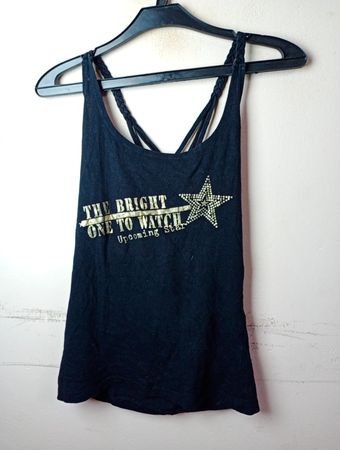 Schwarzes Tanktop mit "The Bright One to Watch" und Stern-Grafik