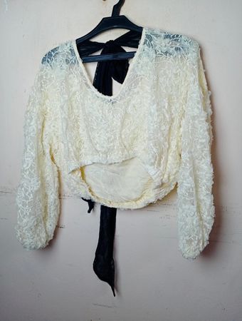 Cremespitze Cropped Top mit schwarzem Bogen