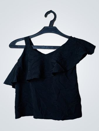 Schwarzes Top mit Rüsche und einem Schulterträger