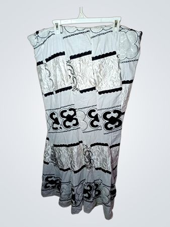 Weißes Kleid mit schwarzen und silbernen Verzierungen