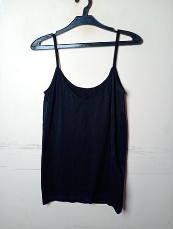 Schwarzes Top mit lila Besatz