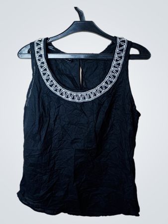 Schwarzes Tanktop mit verzierten Ausschnitt