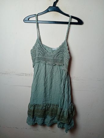 Grünes Kleid mit Häkeloberteil und Rüschensaum