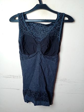 Dunkelblaues ärmelloses Oberteil mit Paisley-Muster