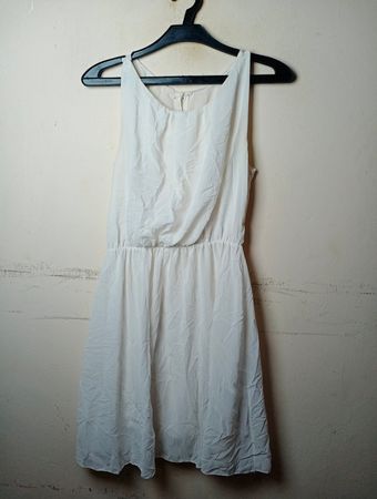 Weißes ärmelloses Kleid