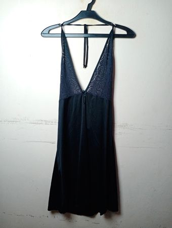 Schwarzes Spitzenbesatz-Hemdchenkleid