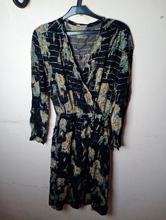 Schwarz floral bedrucktes Midikleid