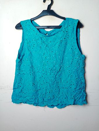 Blaues Lochmuster-Trägershirt