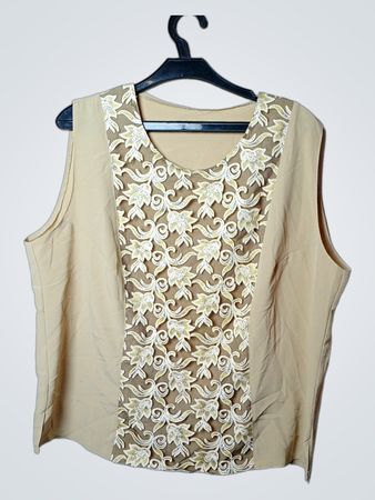 Beiges ärmelloses Top mit Spitze überzogen