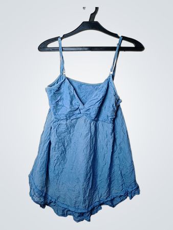 Blauer gekrepelter Stoff-Cami mit Rüsche am Saum
