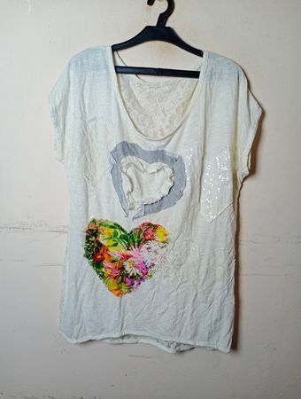 Weißes T-Shirt mit Herzapplikationen