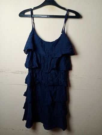 Marineblaues gestuftes Rüschenkleid