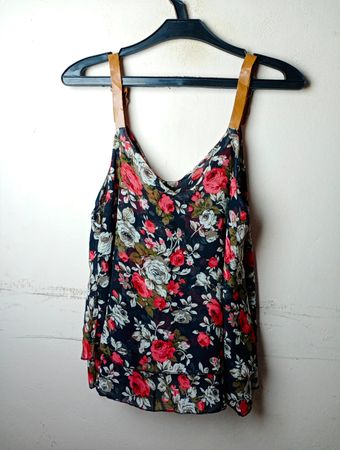 Tanktop mit floralem Print und Lederträgern