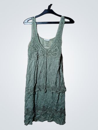 Grünes gehäkeltes Stufen-Kleid