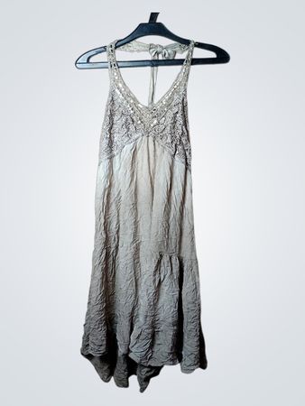 Grau gestuftes Maxikleid mit Häkelverzierungen
