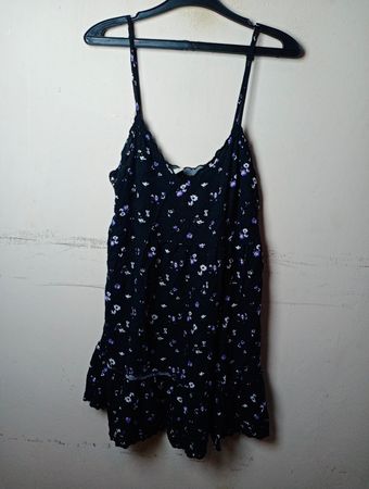 Schwarzes Camikleid mit floralen Druck und Spitze.