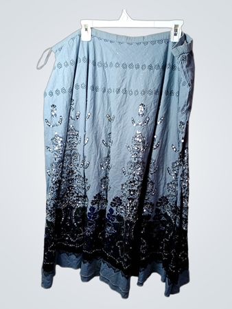 Blautrock mit Pailletten und floralem Muster