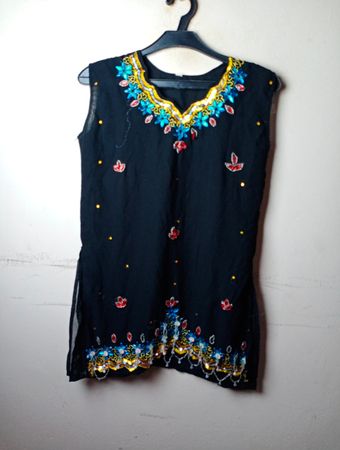 Schwarzes ärmelloses Kurti mit verziertem Ausschnitt