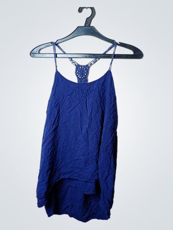 Blaues Cami-Top mit Häkel-detail