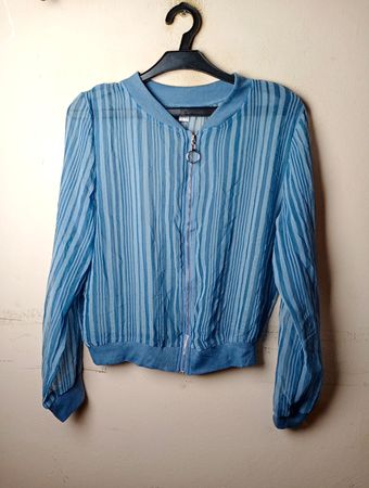 Blau gestreifte Bomberjacke