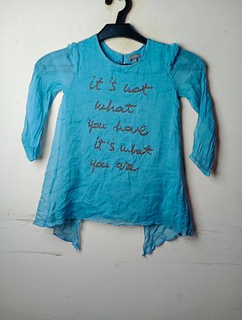 Milorobe Blaues Kleid mit Textgrafik