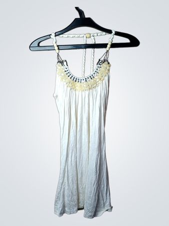 Weißes Kleid mit Perlenkragen