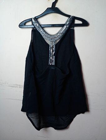 Schwarzes Tanktop mit verziertem Ausschnitt