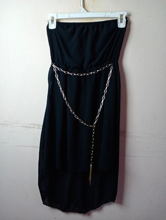 Schwarzes trägerloses Kleid mit Kettengürtel