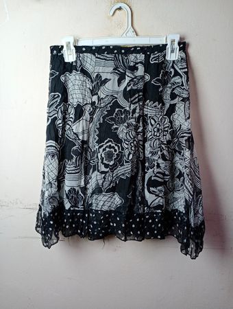 Schwarz-weiß gemusterter Rock mit Blumen und Punkten.