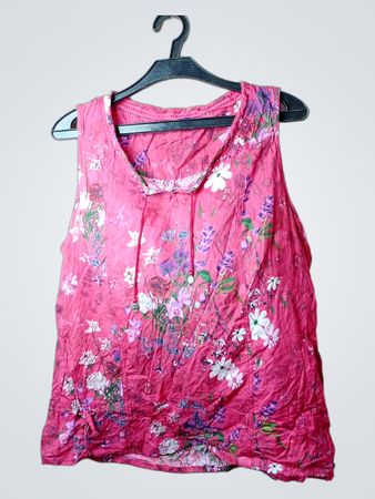 Rosa Blumenshirt ohne Ärmel