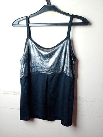 Schwarzes Camisole mit silbernem metallic oberen Panel