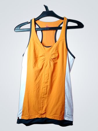 Oranges und Weißes Tanktop mit dem Text "Sportliche Leistung