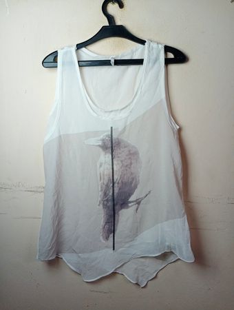Weißes ärmelloses Tanktop mit Krähenmotiv